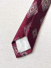 Charger l'image dans la galerie, Daniel Crémieux cravate rouge vintage en soie à motif géométrique Made in France
