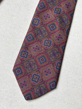 Lade das Bild in den Galerie-Viewer, Revillon cravate vintage en soie à motif géomérique Made in France

