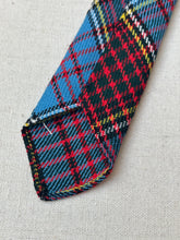 Charger l'image dans la galerie, Cravate bleue tartan en laine vierge Made in Scotland
