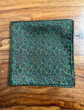 Charger l'image dans la galerie, Pochette paisley vintage verte en soie Made in Italy
