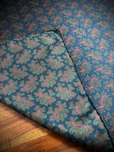 Load image into Gallery viewer, Pochette de costume paisley vintage en soie Made in Italy
