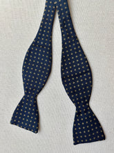 Charger l&#39;image dans la galerie, Chaps by Ralph Lauren noeud papillon marine en soie
