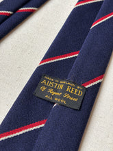 Charger l'image dans la galerie, Austin Reed cravate marine club en laine Made in England
