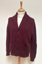 Load image into Gallery viewer, Walbusch cardigan bordeaux à col châle en laine vierge 52 Made in Great Britain
