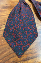 Cargar imagen en el visor de la galería, Cravats of London cravate ascot vintage rouge à motif paisley

