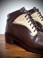Charger l'image dans la galerie, Bottines à lacets vintage femme en cuir de veau lisse marron et crème 35 FR

