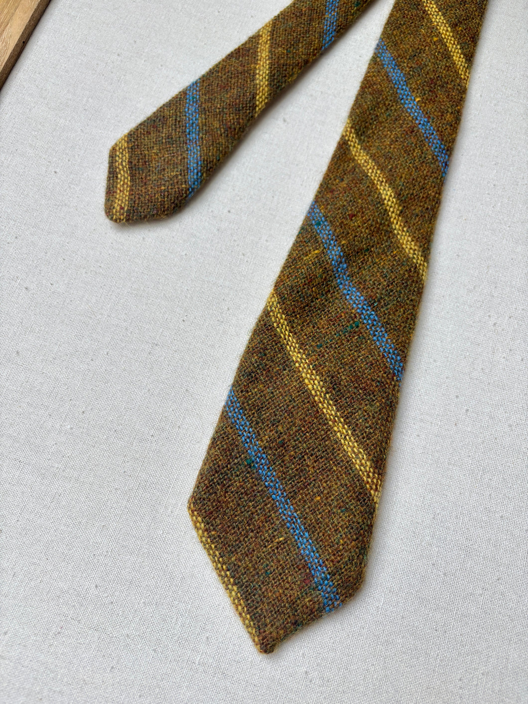 The Scotch House cravate club moutarde en laine Shetland Made in Scotland