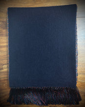 Charger l'image dans la galerie, Écharpe foulard classique vintage double face à motif géométrique en laine et soie Made in England
