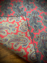 Lade das Bild in den Galerie-Viewer, Pochette vintage paisley rouge en soie
