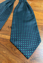 Cargar imagen en el visor de la galería, Cravate ascot vintage marine à motif géométrique Made in Italy
