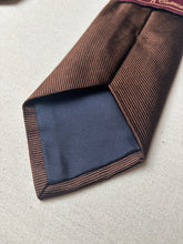 Afbeelding in Gallery-weergave laden, Daniel Crémieux X Michael Drake cravate marron en soie Made in England

