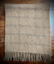 Načíst obrázek do prohlížeče Galerie, Kašmírový šátek Austin Reed béžové barvy s kostkou, vyrobený ve Skotsku
