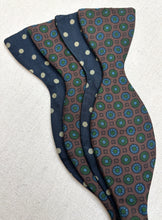Charger l&#39;image dans la galerie, Duo de noeuds papillon en soie vintage
