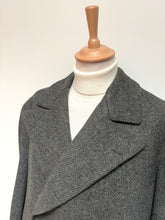 Charger l'image dans la galerie, Pardessus croisé gris vintage de 1957 en laine Made in France
