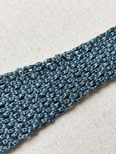 Charger l&#39;image dans la galerie, Holliday &amp; Brown Ltd cravate bleue vintage en tricot de soie Made in England
