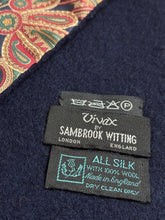 Cargar imagen en el visor de la galería, Vivax by Sambrook Witting écharpe vintage double face à motif floral en laine et soie Made in England
