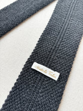 Charger l&#39;image dans la galerie, Cravate grise vintage tricot en pure laine
