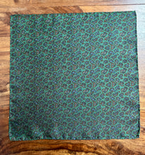 Charger l'image dans la galerie, Pochette paisley vintage verte en soie Made in Italy
