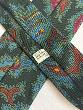 Načíst obrázek do prohlížeče Galerie, Drake's cravate verte en soie à motif paisley Made in England
