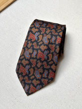 Lade das Bild in den Galerie-Viewer, Pierre Cardin cravate noire vintage paisley en soie Made in Italy
