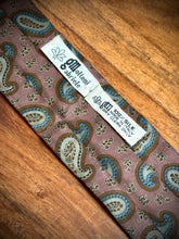 Lade das Bild in den Galerie-Viewer, Cravate ascot vintage rose à motif paisley Made in Italy

