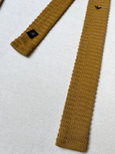 Charger l'image dans la galerie, Armani cravate tricot vintage moutarde Made in Italy
