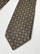 Charger l'image dans la galerie, British House cravate en soie à motif géométrique Made in France
