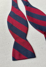 Afbeelding in Gallery-weergave laden, Noeud papillon club bleu et rouge en soie Made in France
