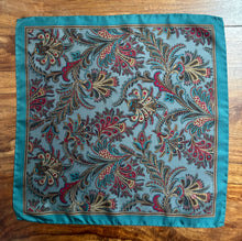 Afbeelding in Gallery-weergave laden, Pochette vintage en soie à motif floral Made in Italy
