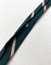Charger l'image dans la galerie, Vivax by Sambrook Witting cravate verte club en laine
