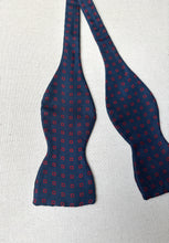 Charger l&#39;image dans la galerie, Duo de noeuds papillon en soie vintage Made in Italy
