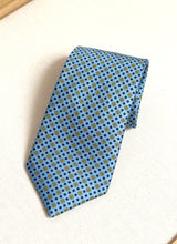 Load image into Gallery viewer, Cravats of London cravate bleue en soie à motif géométrique Made in England
