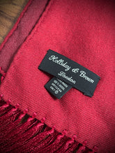 Afbeelding in Gallery-weergave laden, Holliday &amp; Brown London grand foulard classique en laine
