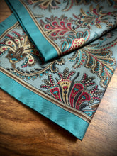 Afbeelding in Gallery-weergave laden, Pochette vintage en soie à motif floral Made in Italy
