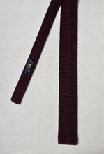 Lade das Bild in den Galerie-Viewer, Cravate tricot vintage bordeaux en soie
