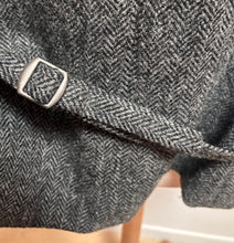 Afbeelding in Gallery-weergave laden, Harris Tweed X Tom Rusborg gilet gris à chevrons en pure laine 56
