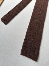 Charger l&#39;image dans la galerie, Cravate tricot vintage marron en pure laine
