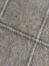 Načíst obrázek do prohlížeče Galerie, Kašmírový šátek Austin Reed béžové barvy s kostkou, vyrobený ve Skotsku
