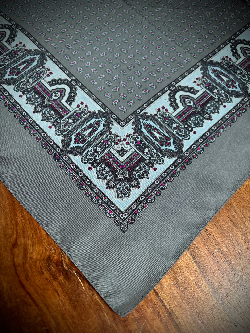 Pochette grise vintage en soie à motif paisley Made in England