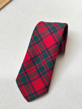 Carica l'immagine nel visualizzatore di Gallery, Cravatta in tartan di lana The Scotch House, realizzata in Scozia
