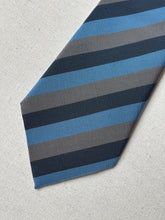 Charger l'image dans la galerie, Trio de cravates vintage en soie Atkinsons / Vivax by Sambrook Witting / Berteil
