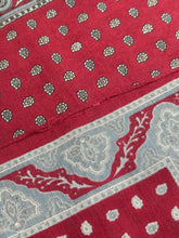 Lade das Bild in den Galerie-Viewer, Pochette rouge vintage à motif paisley 100% coton
