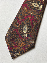 Načíst obrázek do prohlížeče Galerie, Norman Peal X Charles Hill cravate bordeaux à motif floral paisley Made in England
