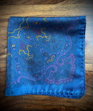 Lade das Bild in den Galerie-Viewer, Pochette de costume paisley vintage en soie Made in Italy
