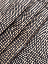 Lade das Bild in den Galerie-Viewer, Tie Rack London cravate ascot en soie beige marron Made in Italy
