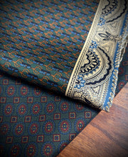 Charger l&#39;image dans la galerie, Duo de pochettes vintage en soie
