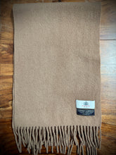 Carica l&#39;immagine nel visualizzatore di Gallery, Old England Paris écharpe beige en laine et cachemire Made in Italy
