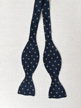 Charger l&#39;image dans la galerie, Duo de noeuds papillon en soie vintage
