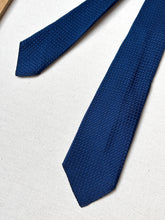 Charger l'image dans la galerie, Cravate bleue vintage en grenadine de soie Made in Italy
