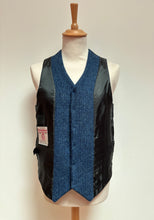 Afbeelding in Gallery-weergave laden, Harris Tweed gilet tweed bleu en pure laine vierge 52
